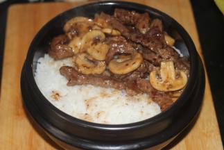 然后倒入炒好的牛排蘑菇片