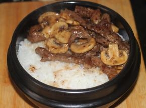 然后倒入炒好的牛排蘑菇片