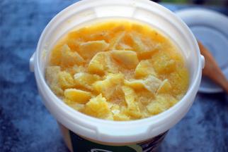 用专用的长竹勺顺时针搅拌几下，加速糖融化。