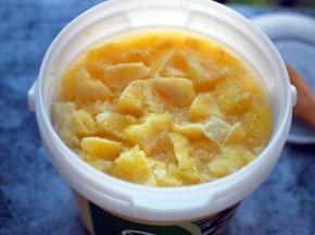 用专用的长竹勺顺时针搅拌几下，加速糖融化。