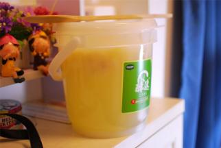 每天早晚各开盖一次排气，并用竹勺翻拌一下食材。