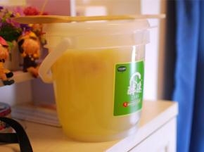 每天早晚各开盖一次排气，并用竹勺翻拌一下食材。