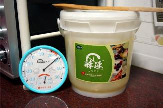 把容器密封好，放在阴凉处发酵（室温28度，湿度60%），一定要密封好哦。