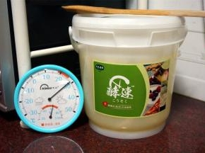 把容器密封好，放在阴凉处发酵（室温28度，湿度60%），一定要密封好哦。