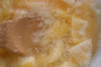 经过4~6天的酿制，可见果肉周围有大量气泡生成，并没有明显的酒味，即可出桶。