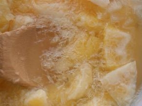 经过4~6天的酿制，可见果肉周围有大量气泡生成，并没有明显的酒味，即可出桶。