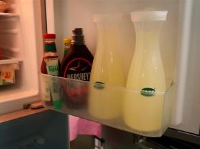 做好的水果酵素放冰箱冷藏两天再喝，味道更纯。