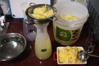 倒出时，拿滤网把果肉过滤掉。