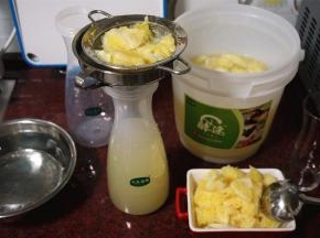 倒出时，拿滤网把果肉过滤掉。