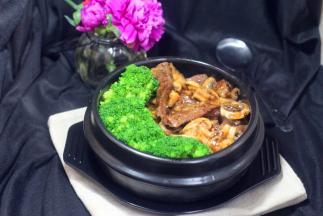 并码上西兰花 把炒牛排蘑菇片余下的汤汁全部浇在上面即可