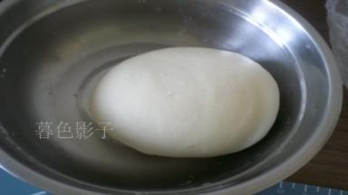 温水400毫升和面、松弛20分钟。