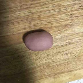 10.剩下的面团加入少许红曲粉揉匀