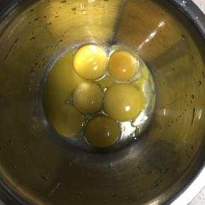 1.分离蛋清和蛋黄，将蛋清放入无水无油的盆中