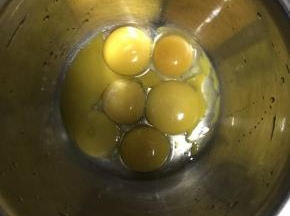 1.分离蛋清和蛋黄，将蛋清放入无水无油的盆中