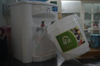 先用流动的清水清洗搅拌棒及桶，然后用饮用水再冲洗一遍内桶，千万不要用开水消毒哦，会破坏塑料材质。