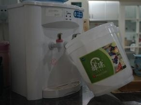 先用流动的清水清洗搅拌棒及桶，然后用饮用水再冲洗一遍内桶，千万不要用开水消毒哦，会破坏塑料材质。