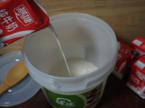 将纯牛奶加入桶内。
4.