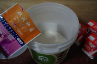加入2小包酸奶菌粉（1克1小包，这次1升奶放入两克菌粉，是为了达到更好的发酵效果，弥补先天温度条件的不足）。
5.