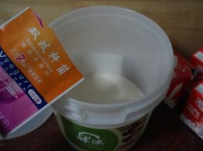 加入2小包酸奶菌粉（1克1小包，这次1升奶放入两克菌粉，是为了达到更好的发酵效果，弥补先天温度条件的不足）。
5.