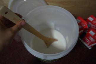 用配套的搅拌棒轻轻地顺时针搅拌几下，让菌粉均匀分布到纯奶中。
6.