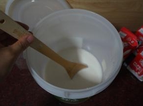 用配套的搅拌棒轻轻地顺时针搅拌几下，让菌粉均匀分布到纯奶中。
6.