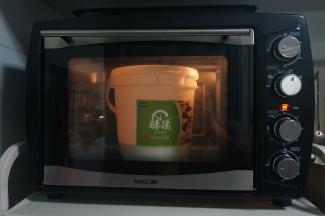 盖好桶盖，放在温暖的室内（室温28摄氏度，湿度50%），发酵24个小时。冬天或室温低时，可以放入烤箱内用40度恒温发酵，8个小时即可。