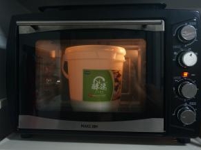 盖好桶盖，放在温暖的室内（室温28摄氏度，湿度50%），发酵24个小时。冬天或室温低时，可以放入烤箱内用40度恒温发酵，8个小时即可。