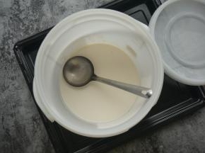 发酵好的酸奶先不急着喝，放入冰箱冷藏钝化4个小时以上，这个后熟期让酸奶变得更浓稠。经过一个晚上冷藏的酸奶，能把勺子顶起来哦，勺到碗里，还拉出纹路来呢。