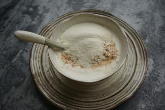 建议吃法：一碗无糖浓稠酸奶加入一包三合一燕麦片，拌均食用，美味又果腹。