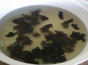 黑木耳温水泡开备用