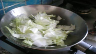葱花爆锅、下白菜翻炒