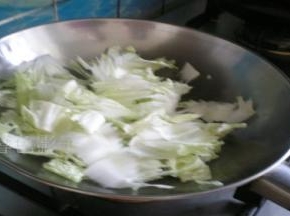 葱花爆锅、下白菜翻炒