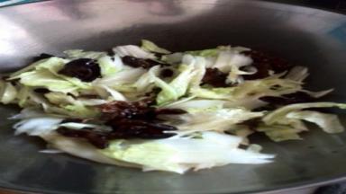 放盐、加水、木耳、盖锅煮开