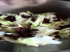 放盐、加水、木耳、盖锅煮开