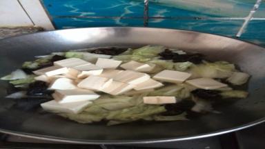 下豆腐、粉条煮开锅就OK 了。吃的时候按照个人喜好加辣椒油等等