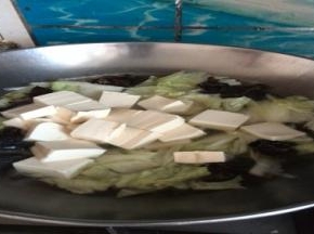 下豆腐、粉条煮开锅就OK 了。吃的时候按照个人喜好加辣椒油等等