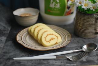 爱烘焙的亲们，还可以用这无糖的酸奶做蛋糕。蛋糕卷配方：低筋面粉70克、细砂糖60克、玉米油38克、无糖浓酸奶100克、鸡蛋4只 ，烘焙160度上下火中层15分钟后，上火转为190度（下火不变），再烤5~10分钟，出炉趁热卷起即可。