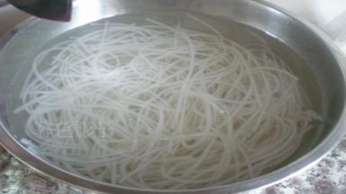 粉条开水烫泡10分钟左右
