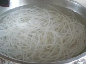粉条开水烫泡10分钟左右