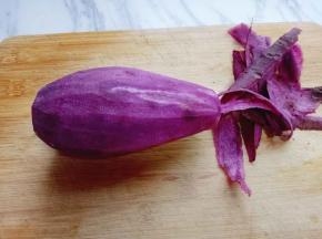紫薯去皮。
