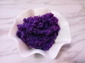 紫薯泥，搅拌均匀，且无颗粒。我个人特别喜欢浪漫的紫色。