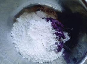 将紫薯泥放入大口容器中，再加入糯米粉。