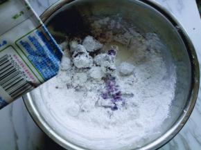 分次加入牛奶，用筷子挑成絮状。