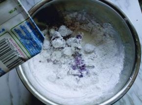 分次加入牛奶，用筷子挑成絮状。