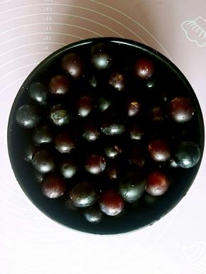 洗的干干净净的，把葡萄粒都摘下来，装在容器中。