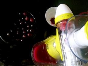 用榨汁机榨出果汁，再过滤一遍。