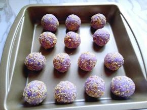 依次做完，摆放在烤盘里，并间隔缝隙。(我的烤盘是不粘模具，如果不是不粘磨具的话要垫上一张油纸。)