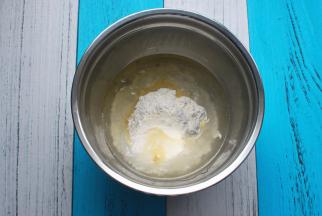 将低筋粉、葡萄糖浆、碱水、植物油同放入大碗中。