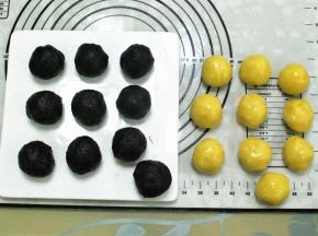 分配馅料和面团。其中红豆蓉50克一个，面团40克一个。