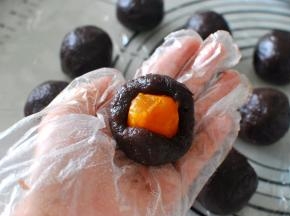 先用红豆蓉包裹蛋黄。